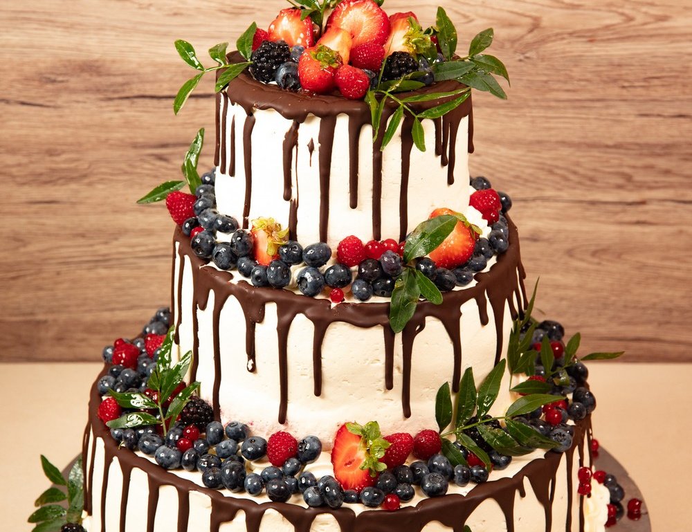 Tort weselny o smaku owoców lasu i ciemnej czekolady
